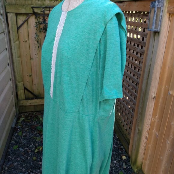 Handmade Green T-Shirt Dress Size Medium Mennonite Cape Prairie - Picture 8 of 12